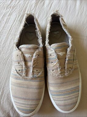 Rocket Dog Beige and Blue Striped Canvas Slip-On Sneakers